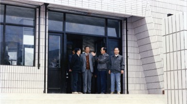  1992年9月30日，時(shí)任我省省長(zhǎng)賈志杰、副省長(zhǎng)李萍、定西地委書(shū)記張國(guó)維、臨洮縣副縣長(zhǎng)魏家農(nóng)視察巍雅斯總部.